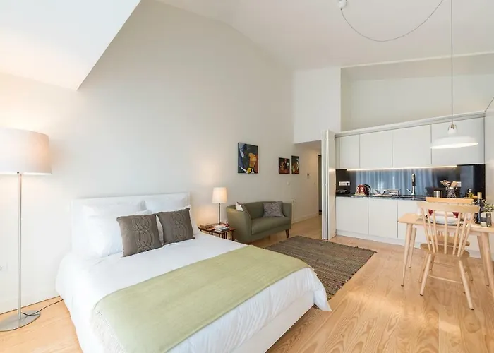 Bright Downtown Apartment